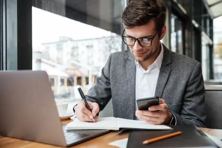 Benefits of Online Courses for CAs and Bankers