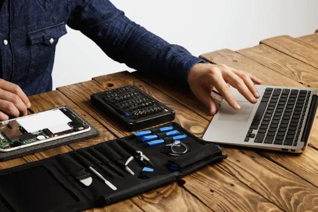 Difference betweeen hardware and software