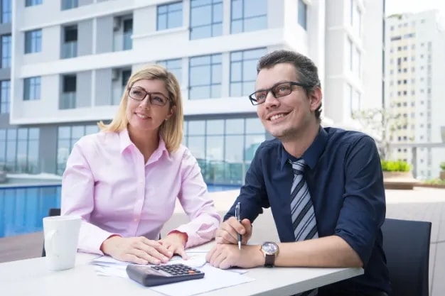 How to become a tax consultant