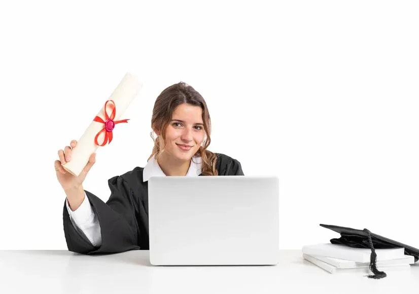 Amity Online Advantages of Earning a Degree While Working Full-Time