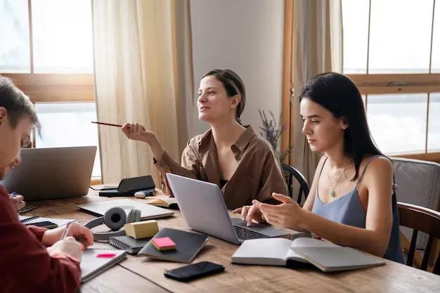 Amity Online Online Courses for Empowering Women in Business Roles