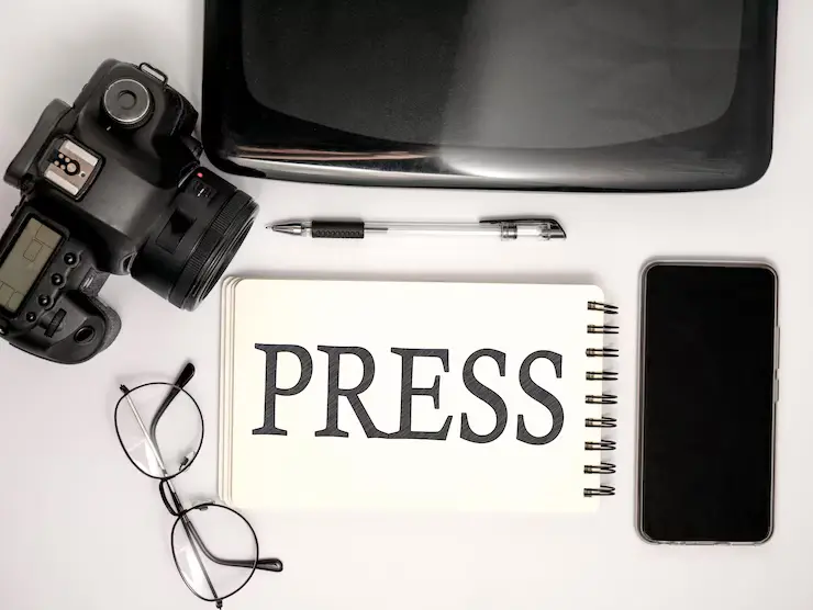 news_maker_concept_top_view_flat_layout_photographer_press_journalist_working_desk_21336_822_3068aa1b9e.webp
