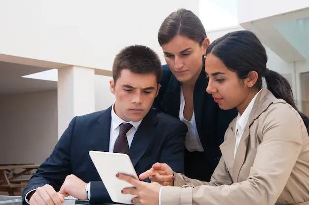 serious-woman-showing-tablet-screen-business-people_1262-20404.webp